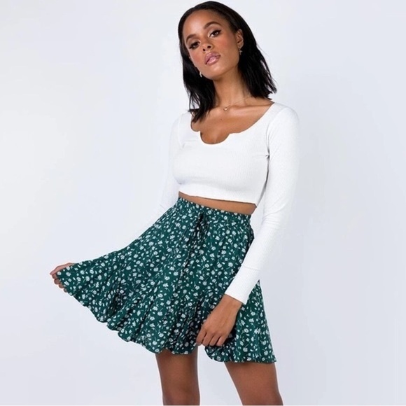Princess Polly Dresses & Skirts - Princess Polly Green Delungra Short Mini Skirt Size 6